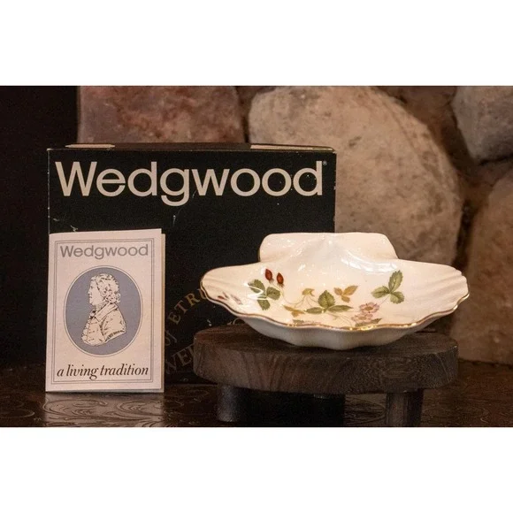Wedgwood Wild Strawberry Shell Dish with Box | Vintage Bone China Trinket Dish - Picture 1 of 16